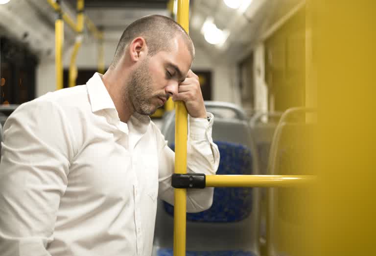 Trabalhador com dúvidas sobre direitos trabalhistas